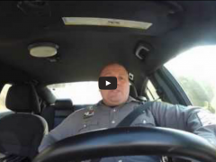 Quand un policier oublie que sa caméra tourne dans la voiture… Quand un policier oublie que sa caméra tourne dans la voiture…