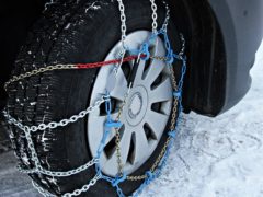 Montage des chaînes à neige : 4 astuces avant le départ Montage des chaînes à neige : 4 astuces avant le départ
